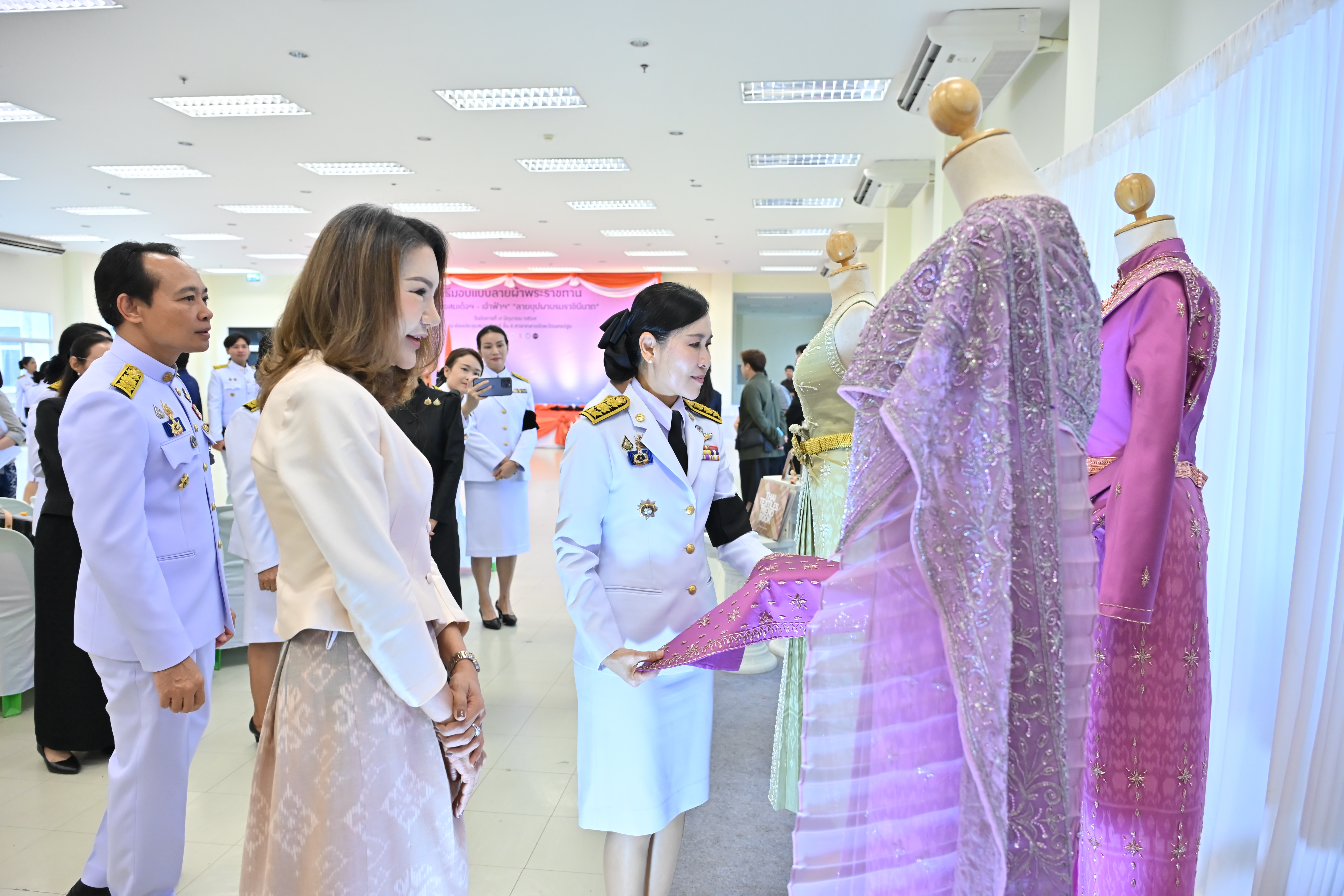 title - ส.ป.ก.นครปฐม เข้าร่วมพิธีมอบแบบลายผ้าพระราชทาน ประจำปี 2569